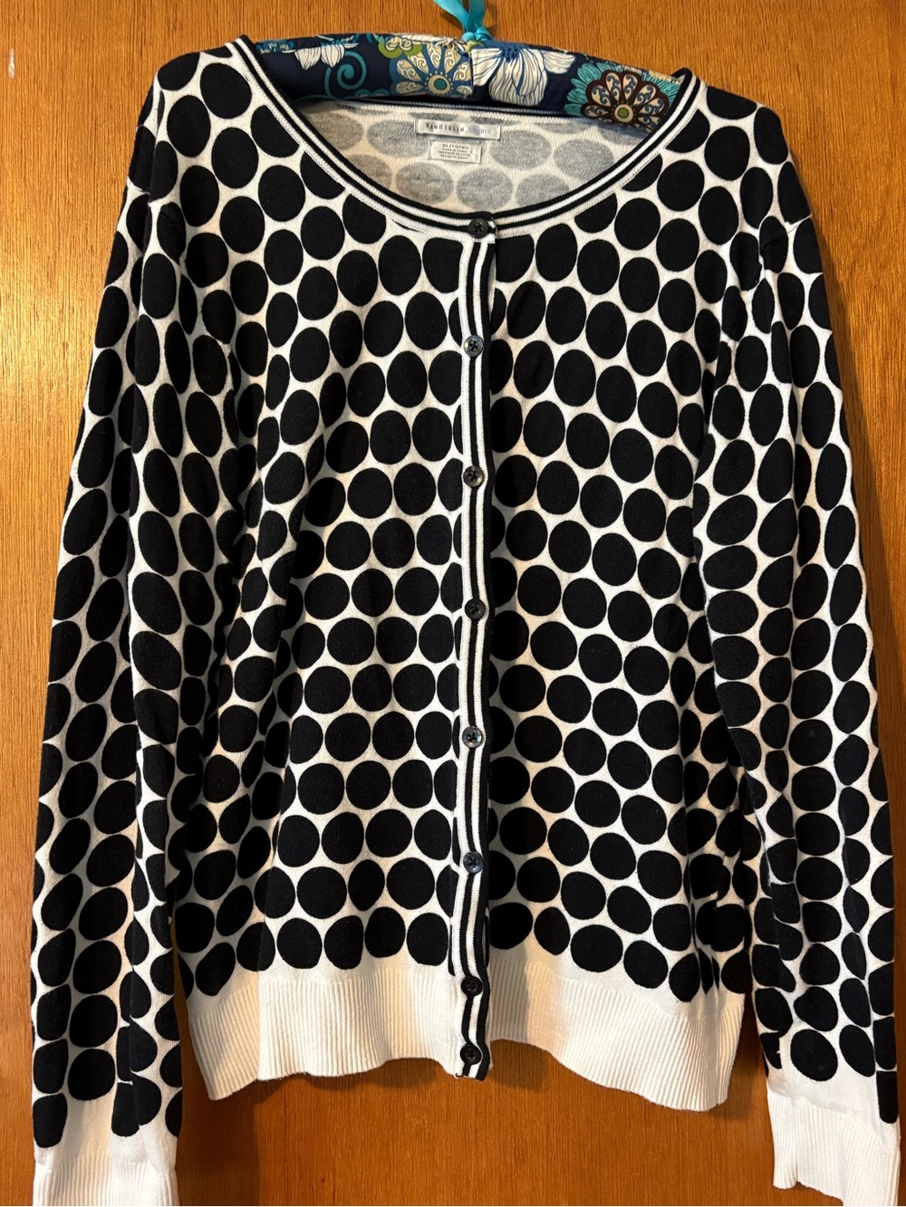 Van Heusen Studio Women’s Sweater in Black and White Dots XL. 🦓